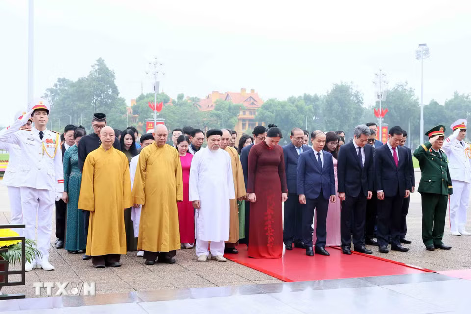 Đoàn đại biểu Ủy ban Trung ương Mặt trận Tổ quốc Việt Nam tưởng nhớ Chủ tịch Hồ Chí Minh. (Ảnh: An Đăng/TTXVN)