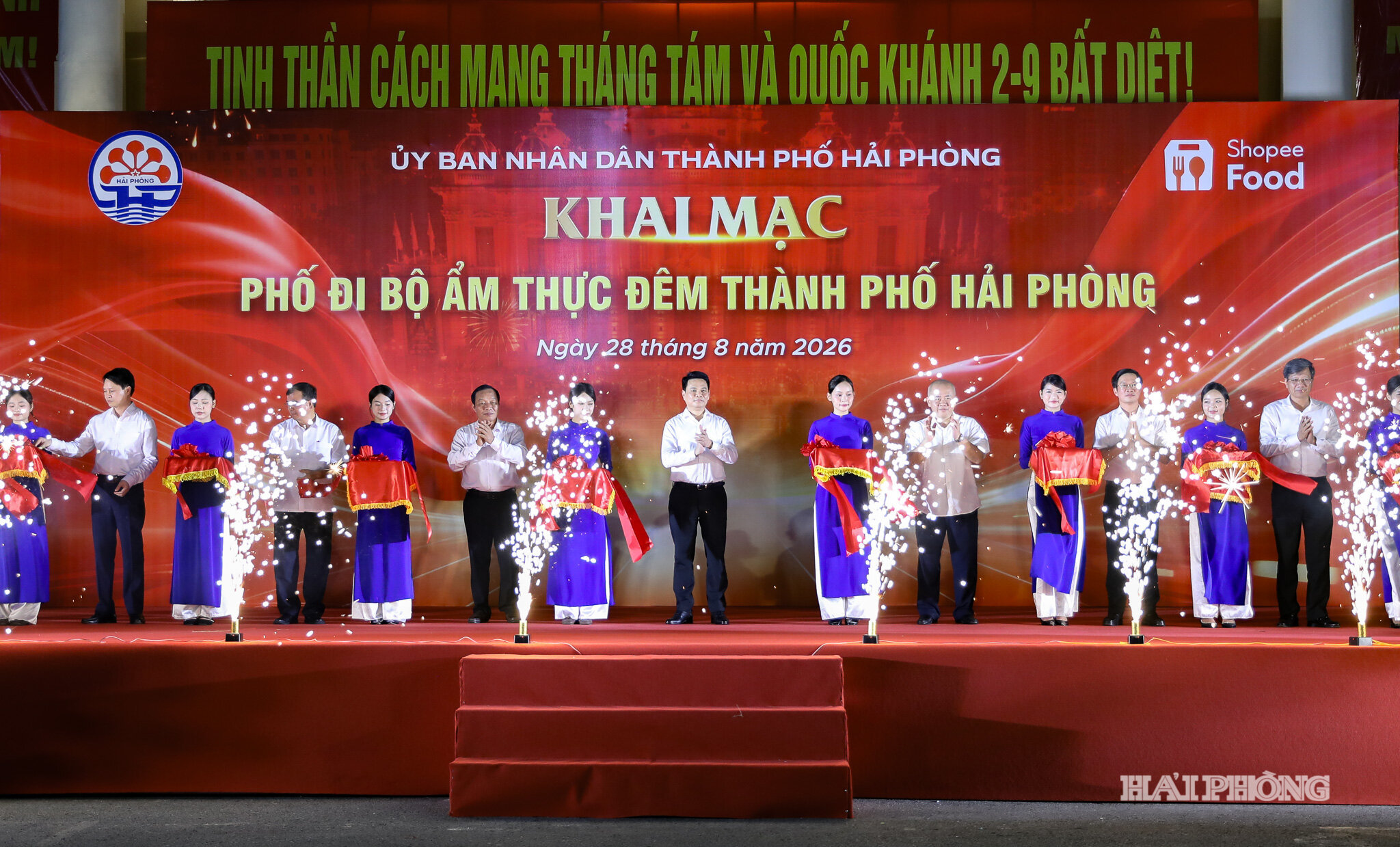 Các đồng chí lãnh đạo thành phố cắt băng khai mạc phố đi bộ ẩm thực đêm Hải Phòng
