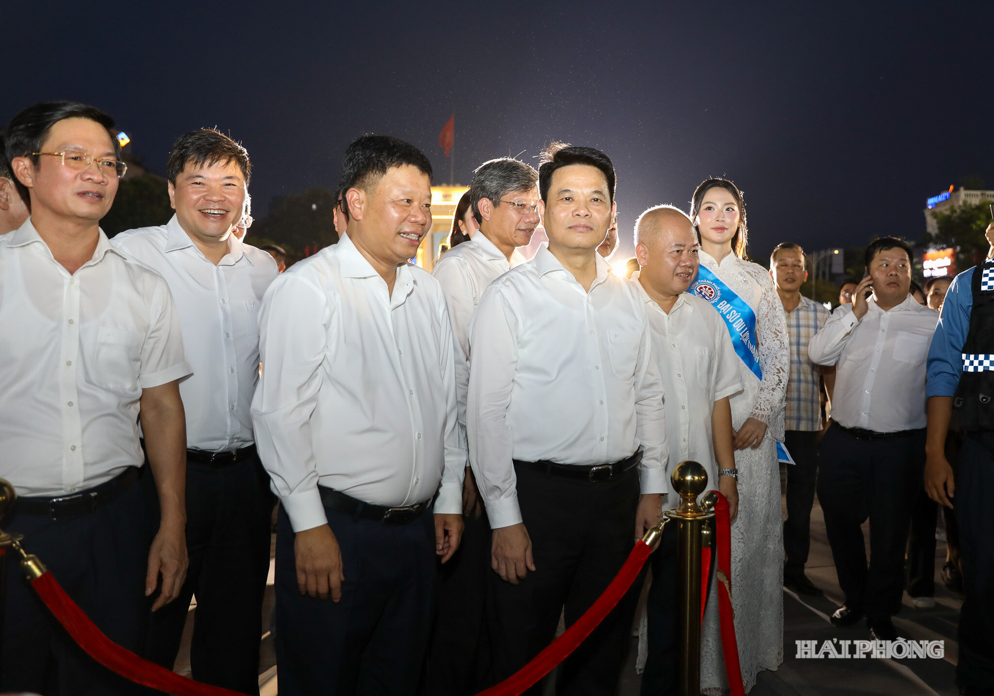 Các đồng chí lãnh đạo tham quan các gian hàng tại khu ẩm thực