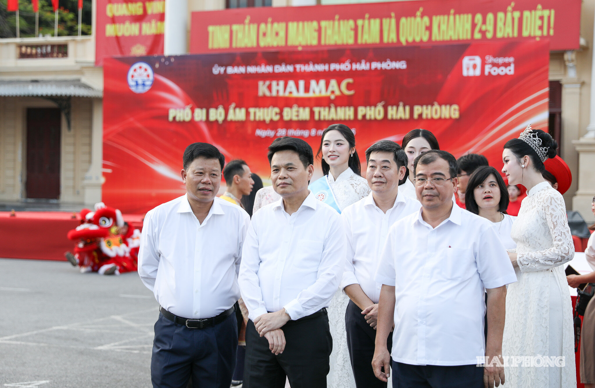 Các đồng chí lãnh đạo thành phố dự và theo dõi chương trình diễu hành.