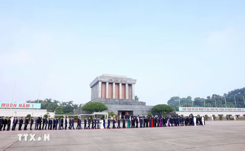 Dòng người vào Lăng viếng Chủ tịch Hồ Chí Minh. (Ảnh: Phạm Kiên/TTXVN)