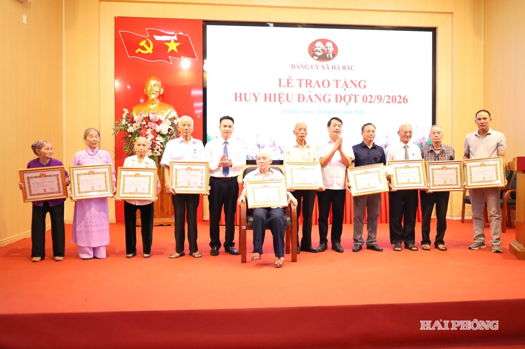 trao-huy-hieu-dang.jpg