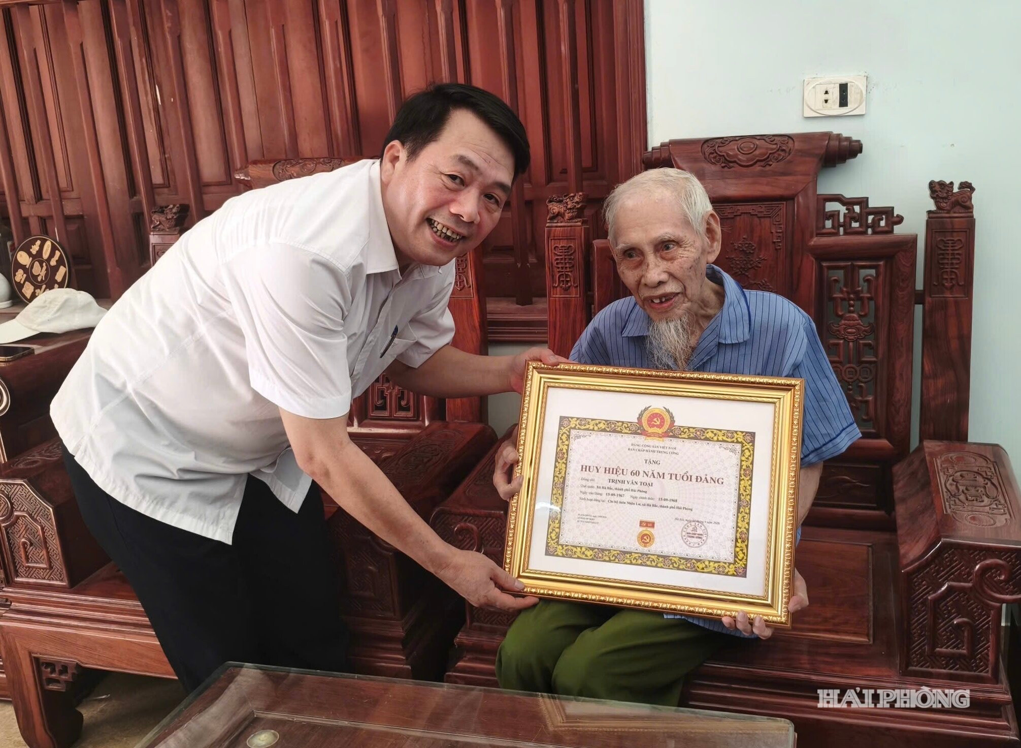 trao-huy-hieu-tai-nha.jpg