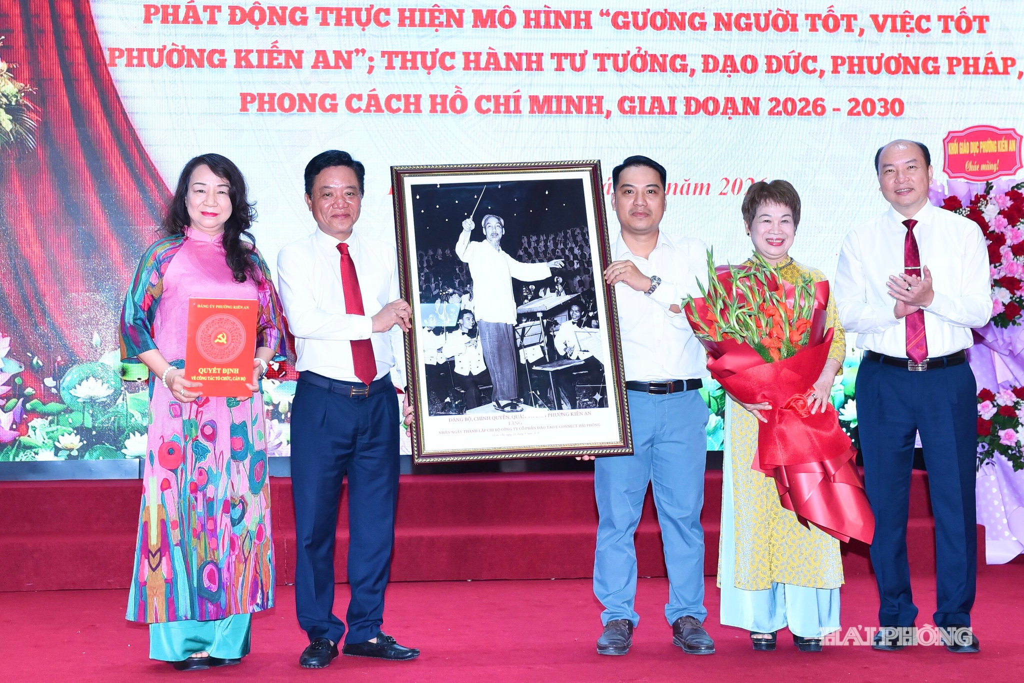 Lãnh đạo phường Kiến An trao quyết định thành lập tổ chức Đảng tới Công ty Cổ phần đào tạo E-Connect Hải Phòng.