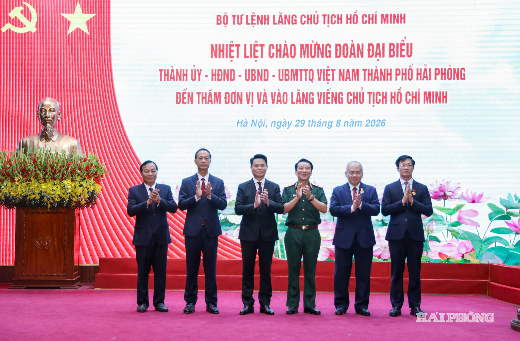 Đại diện Bộ tư lệnh Lăng Chủ tịch Hồ Chí Minh trao Huy hiệu Bác Hồ tặng các đồng chí Thường trực Thành ủy