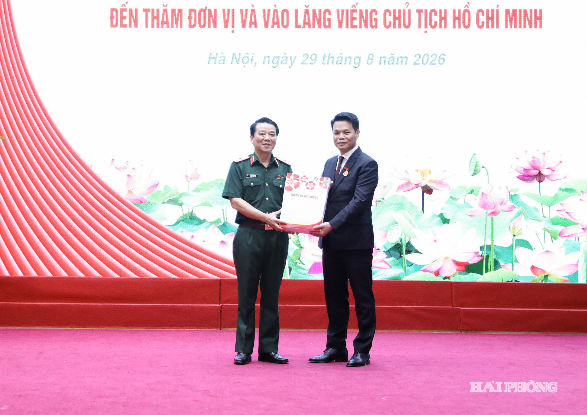 Đồng chí Lê Ngọc Châu, Uỷ viên Trung ương Đảng, Bí thư Thành ủy, Trưởng đoàn đại biểu Quốc hội thành phố Hải Phòng trao quà tặng Bộ tư lệnh Lăng Chủ tịch Hồ Chí Minh