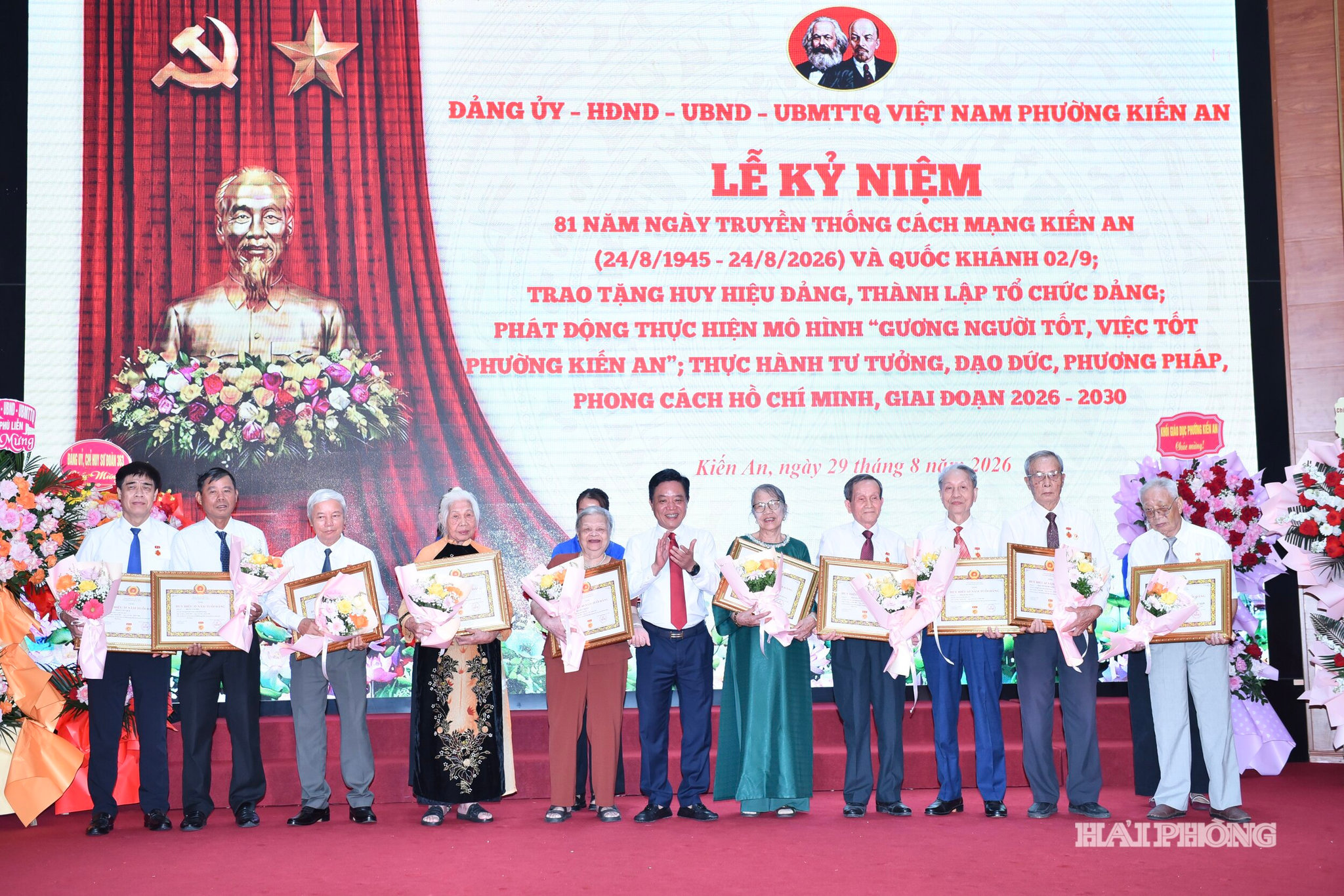 Lãnh đạo phường Kiến An trao Huy hiệu Đảng tặng các đảng viên.