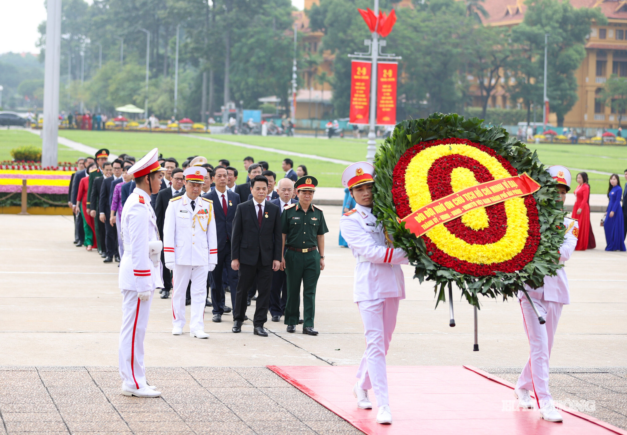 Đoàn đại biểu Thành ủy, HĐND, UBND, Uỷ ban MTTQ Việt Nam viếng lăng Chủ tịch Hồ Chí Minh.