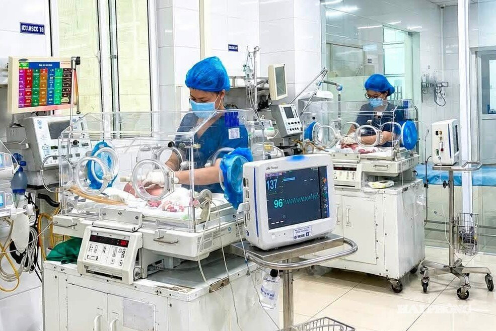 Các y, bác sĩ Bệnh viện Nhi Hải Dương tập trung cao trong công tác khám, điều trị, cấp cứu trong những ngày lễ.