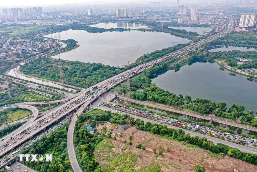 Dòng ôtô nối dài trên Vành đai 3, đoạn qua cao tốc Pháp Vân-Cầu Giẽ và Công viên Yên Sở hướng về cầu Thanh Trì. (Ảnh: Trung Nguyên/TTXVN)