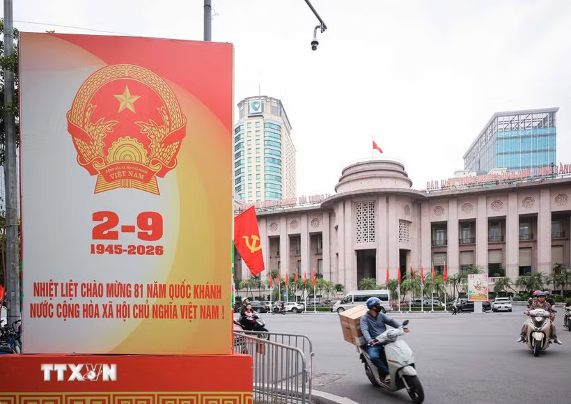 Pano cỡ lớn chào mừng Quốc khánh 2/9 được bố trí phía trước khu vực Ngân hàng nhà nước Việt Nam. (Ảnh: Hoàng Hiếu/TTXVN)