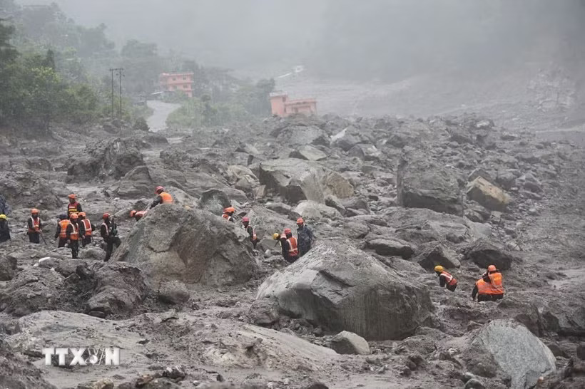 Lực lượng cứu hộ tìm kiếm nạn nhân tại hiện trường lũ quét ở Rasuwa, Nepal. (Ảnh: ANI/TTXVN phát)