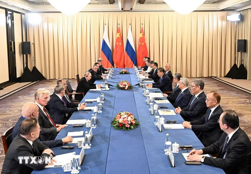 Tổng thống Nga Vladimir Putin và Chủ tịch Trung Quốc Tập Cận Bình tại cuộc gặp bên lề Hội nghị thượng đỉnh SCO ở Kyrgyzstan ngày 31/8/2026. (Ảnh: THX/TTXVN phát)