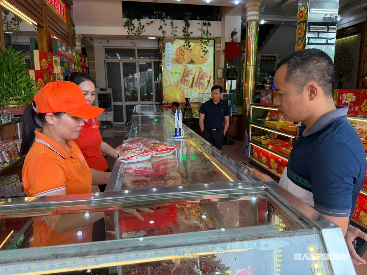 Thị trường bánh Trung thu sôi động từ sớm. 