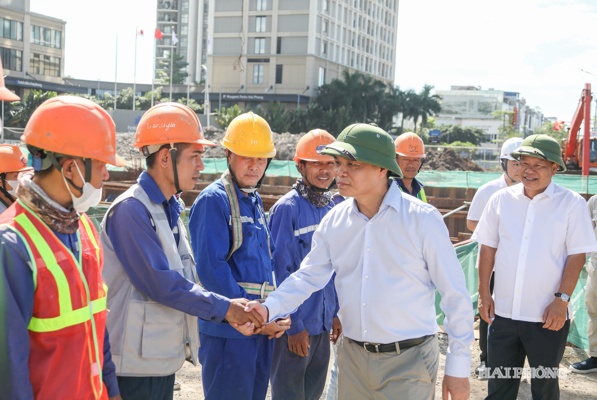 Đồng chí Bí thư Thành ủy động viên cán bộ, người lao động thi công tại Dự án đầu tư xây dựng nút giao thông giữa đường Bùi Viện và đường Võ Nguyên Giáp