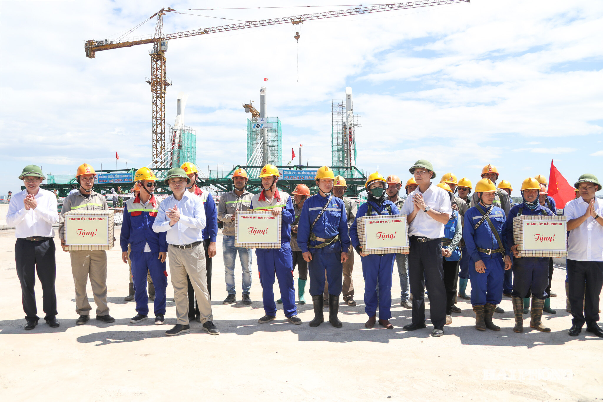 Đồng chí Bí thư Thành ủy cùng đoàn công tác tặng quà động viên công nhân, người lao động thi công Dự án đầu tư xây dựng đường vành đai 2 đoạn tuyến Tân Vũ - Hưng Đạo - đường Bùi Viện