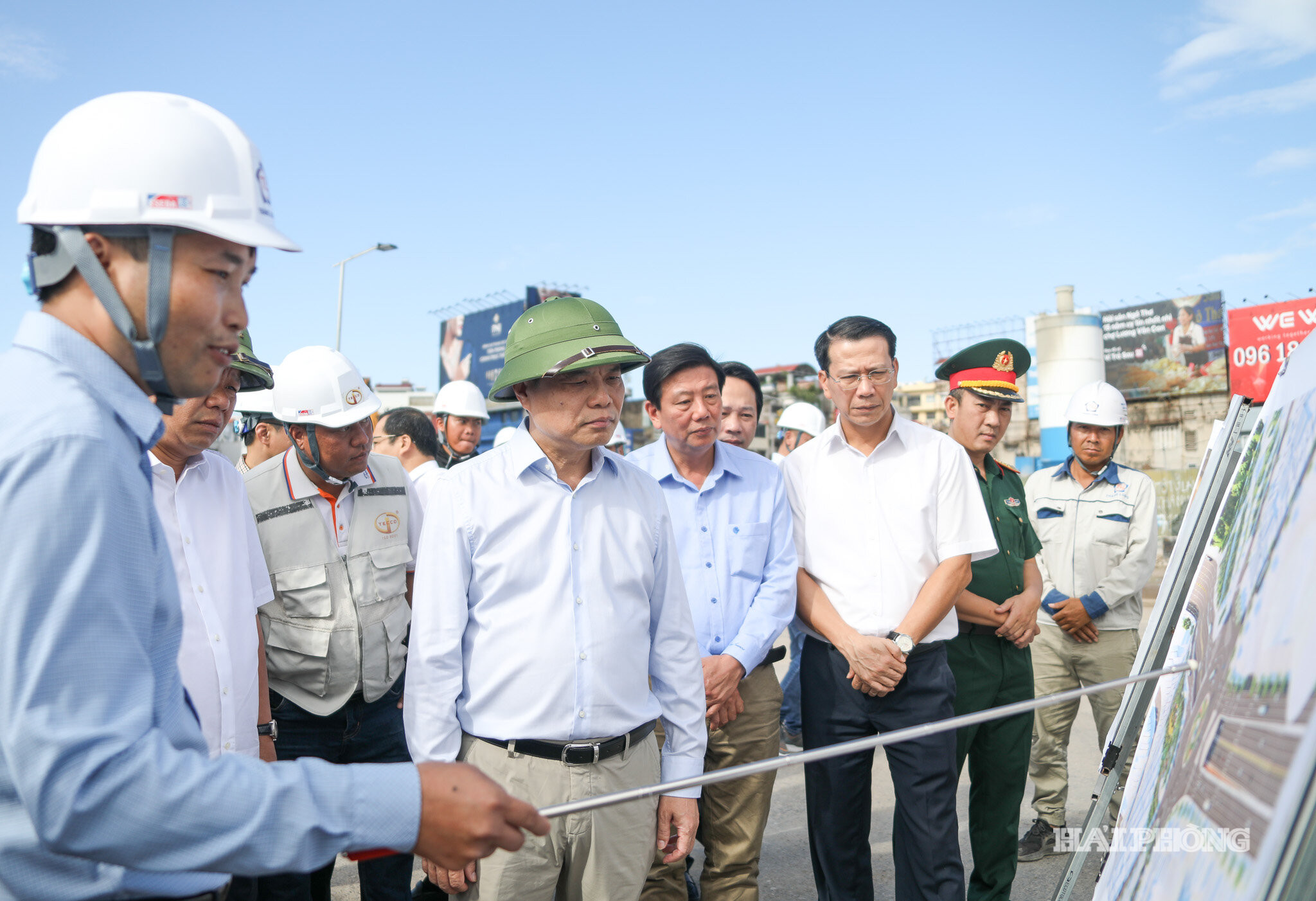 Đồng chí Bí thư Thành ủy cùng đoàn công tác kiểm tra tại Dự án đầu tư xây dựng cầu Nguyễn Trãi và chỉnh trang đô thị vùng phụ cận - Xây dựng công trình nút giao đường Nguyễn Trãi - Lê Hồng Phong