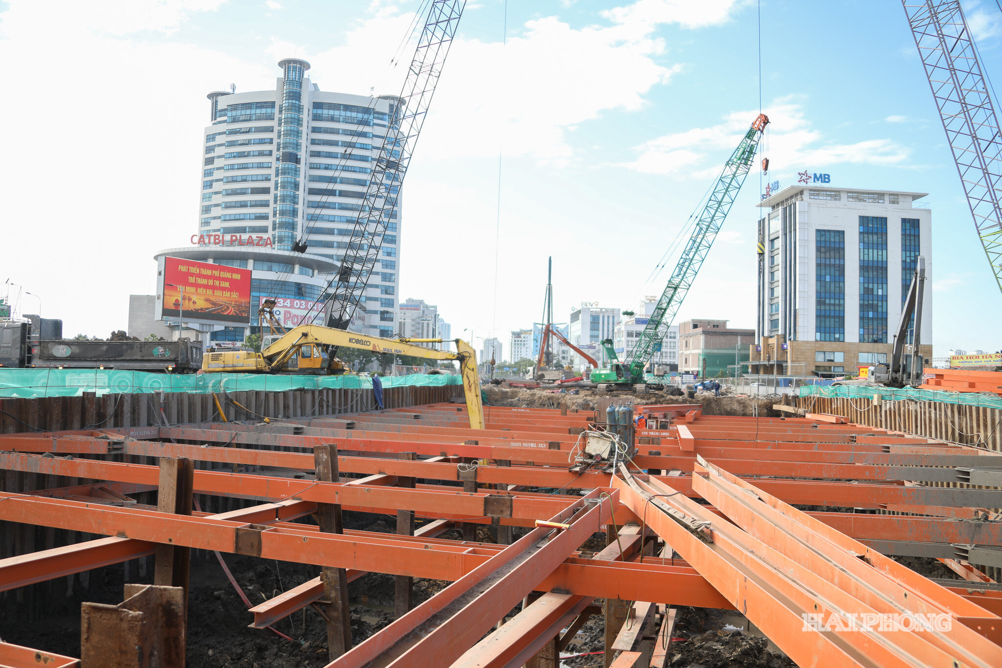 Công trường thi công Dự án đầu tư xây dựng cầu Nguyễn Trãi và chỉnh trang đô thị vùng phụ cận - Xây dựng công trình nút giao đường Nguyễn Trãi - Lê Hồng Phong