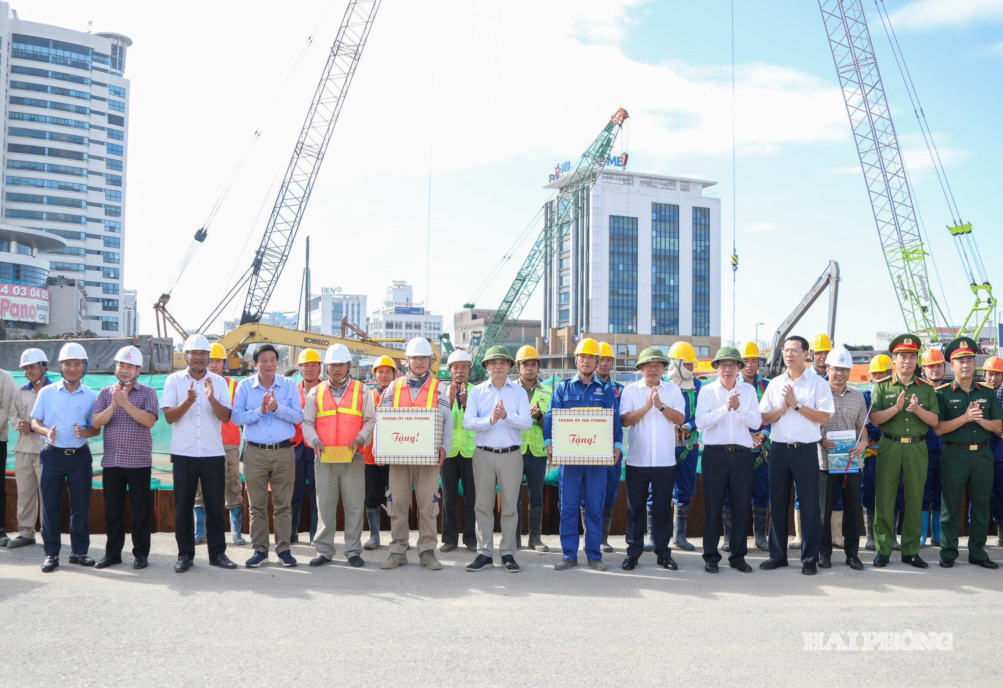 Đồng chí Bí thư Thành ủy động viên cán bộ, người lao động thi công tại Dự án đầu tư xây dựng cầu Nguyễn Trãi và chỉnh trang đô thị vùng phụ cận - Xây dựng công trình nút giao đường Nguyễn Trãi - Lê Hồng Phong