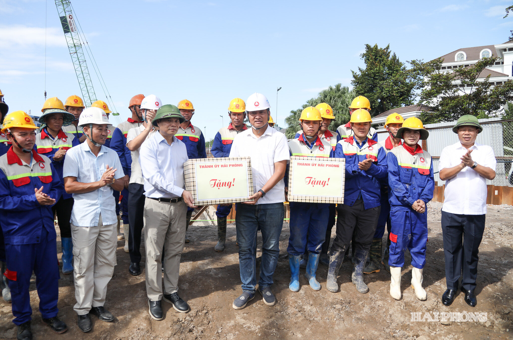 Đồng chí Bí thư Thành ủy động viên cán bộ, người lao động thi công tại Dự án đầu tư xây dựng nút giao thông giữa đường Bùi Viện và đường Lê Hồng Phong