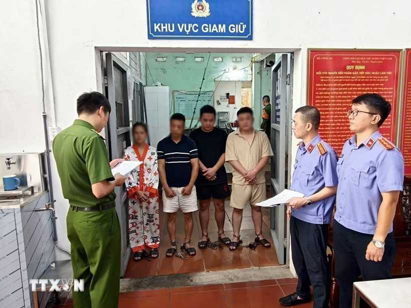 Bốn đối tượng bị tạm giữ hình sự do có dấu hiệu của tội “Gây rối trật tự công cộng.” (Ảnh: TTXVN phát)