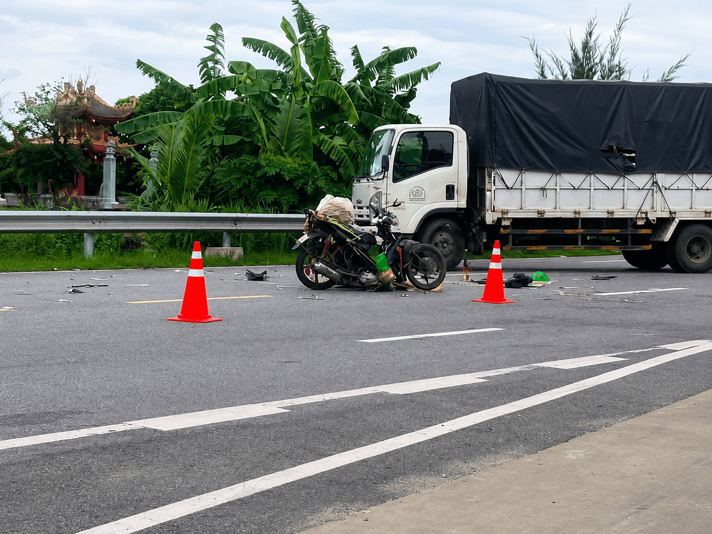 Trong 5 ngày, toàn thành phố xảy ra 11 vụ tai nạn giao thông, đều trên đường bộ làm 8 người chết và 5 người bị thương. Trong ảnh: Hiện trường vụ tai nạn xảy ra trên đường tỉnh 390 tại xã Hà Đông sáng 31/8 làm 1 người tử vong.