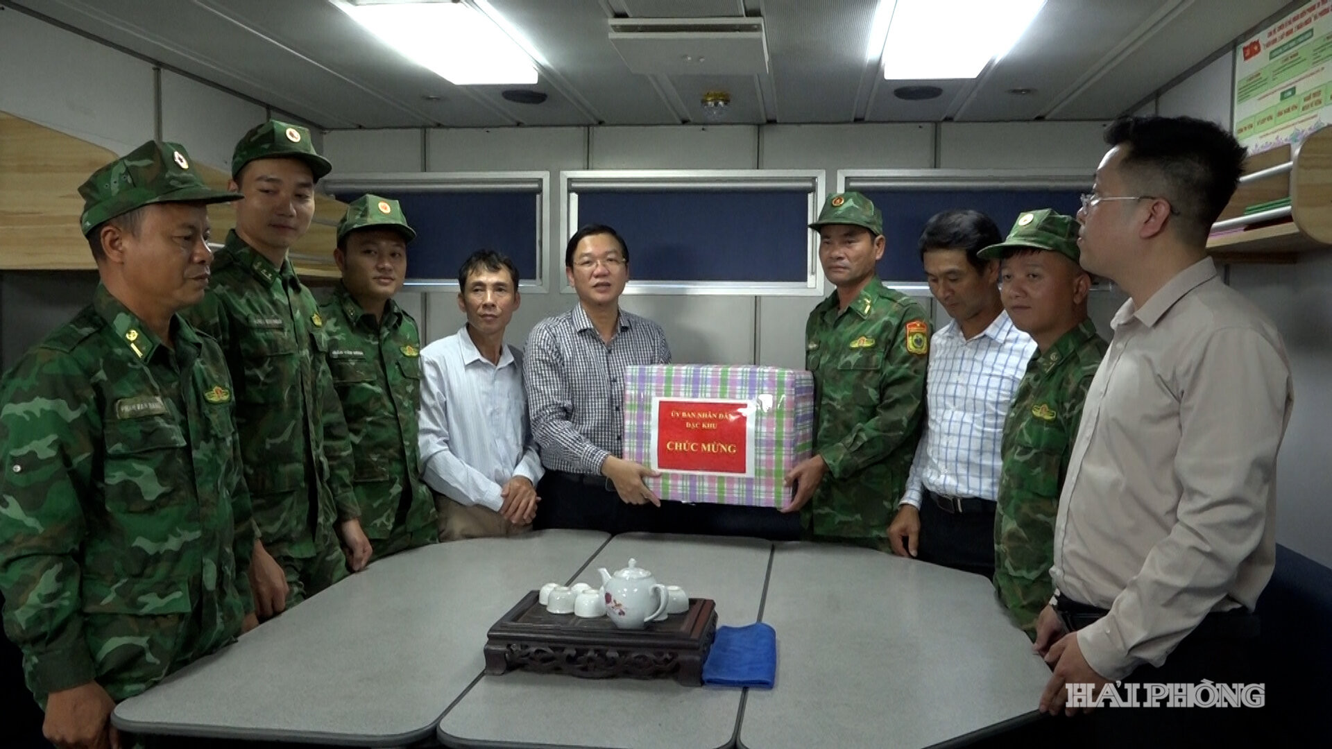 Việt Anh - Tặng quà Biên phòng