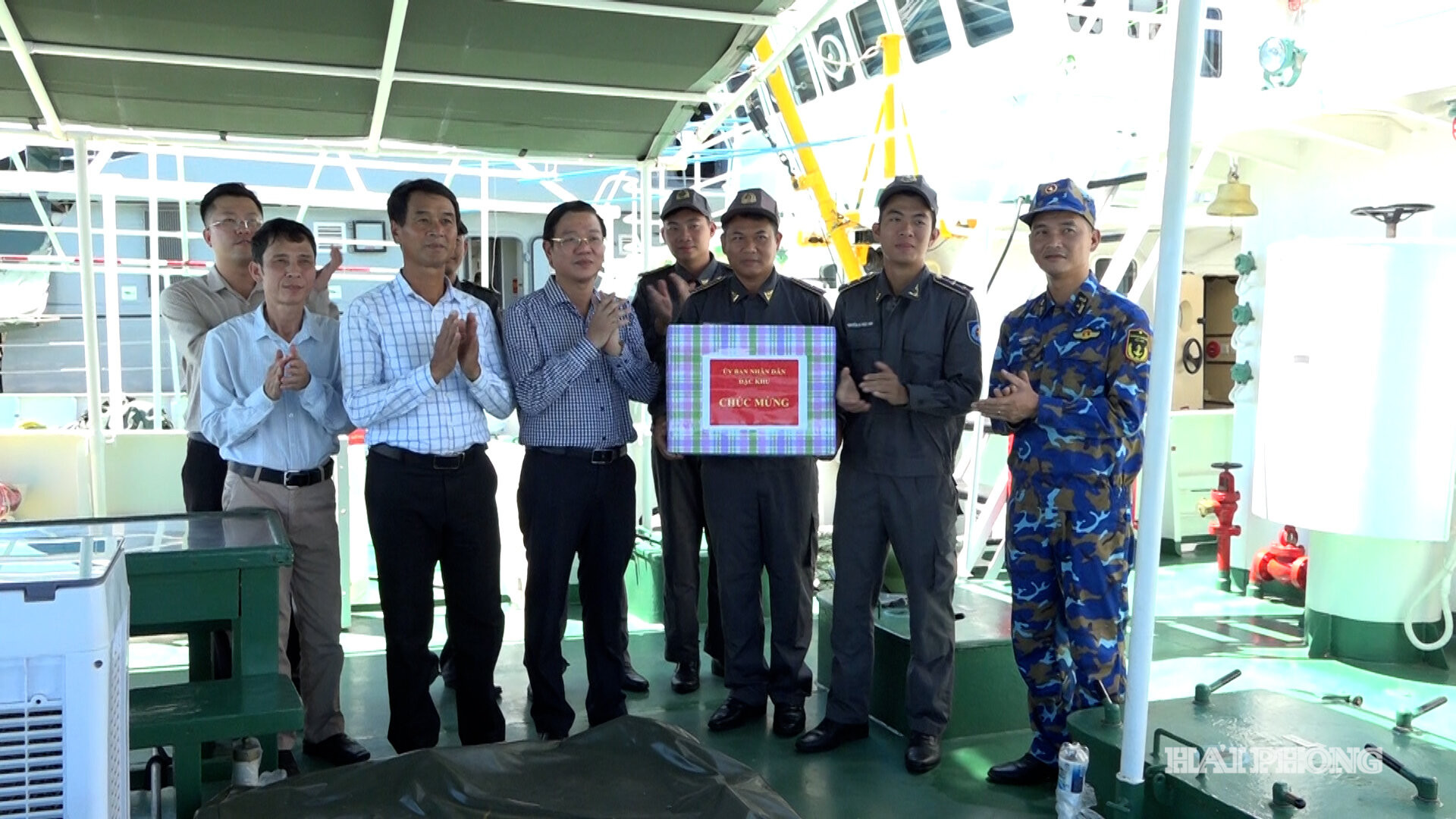 Việt Anh - tặng quà Kiểm ngư