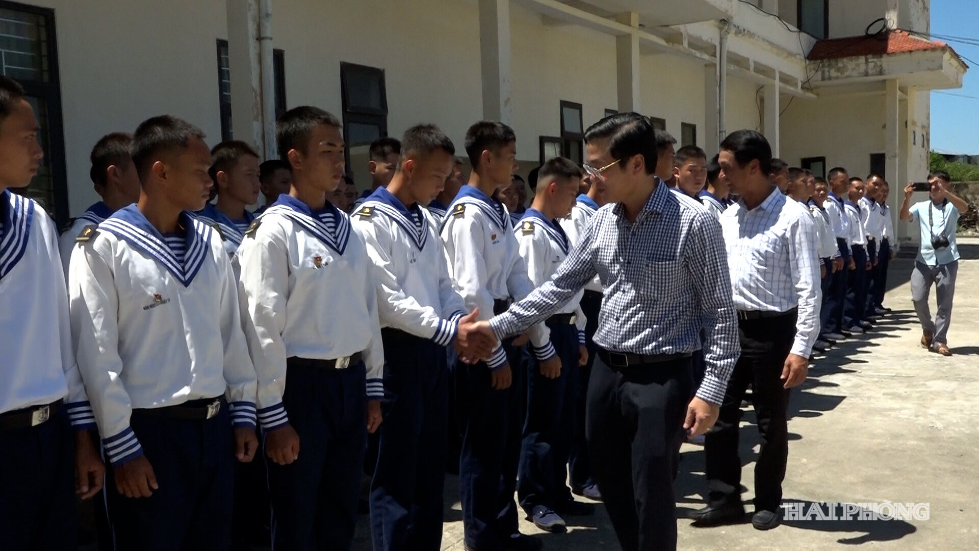 Lãnh đạo đặc khu Bạch Long Vĩ tặng quà cán bộ, chiến sĩ Lữ đoàn 126 - Quân chủng Hải quân