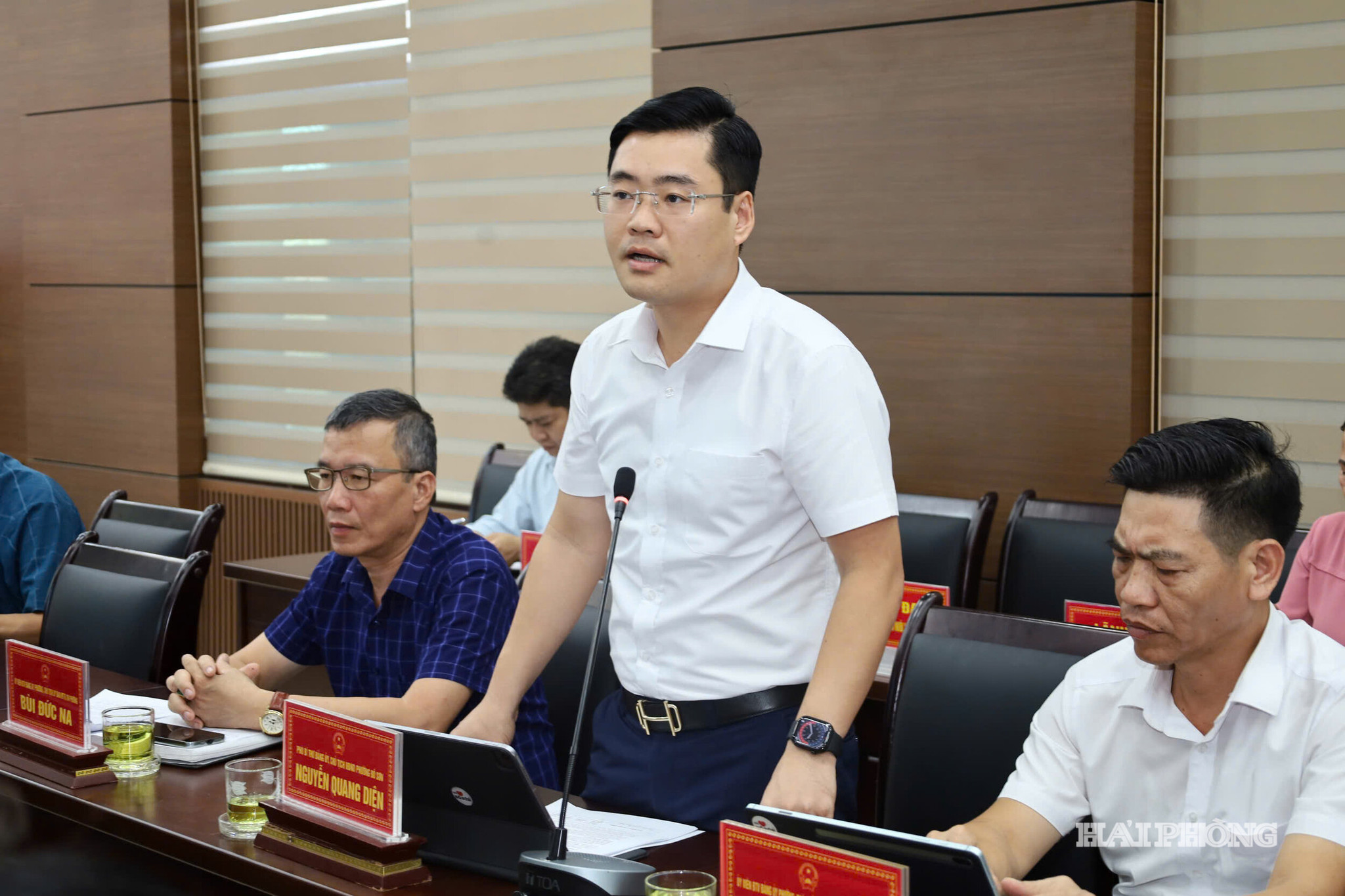 Đồng chí Nguyễn Quang Diện báo cáo tại buổi giám sát.