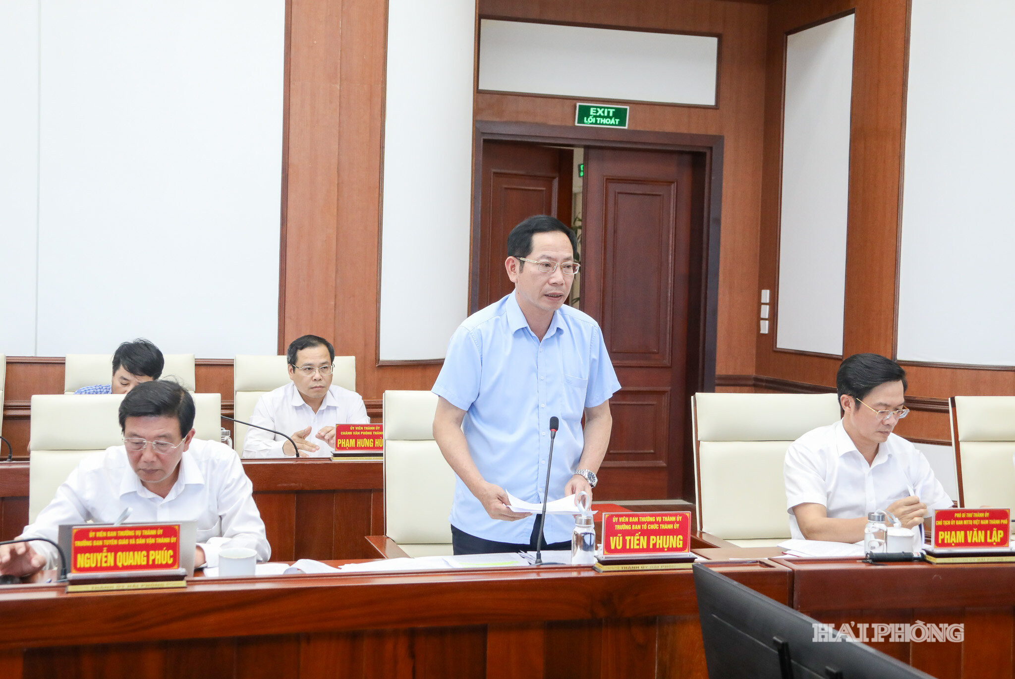 Đồng chí Vũ Tiến Phụng, Ủy viên Ban Thường vụ Thành ủy, Trưởng Ban Tổ chức Thành ủy báo cáo tại hội nghị