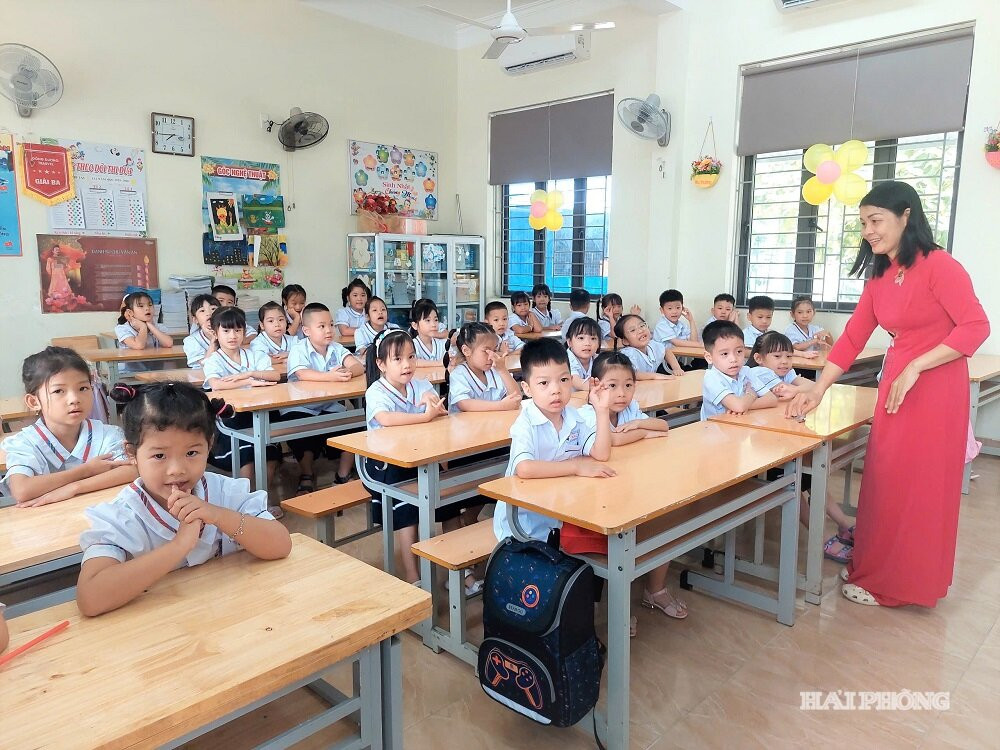 Trong ảnh: Giáo viên Trường Tiểu học Bắc Sơn, phường An Dương hướng dẫn học sinh lớp một làm quen với môi trường học tập mới.