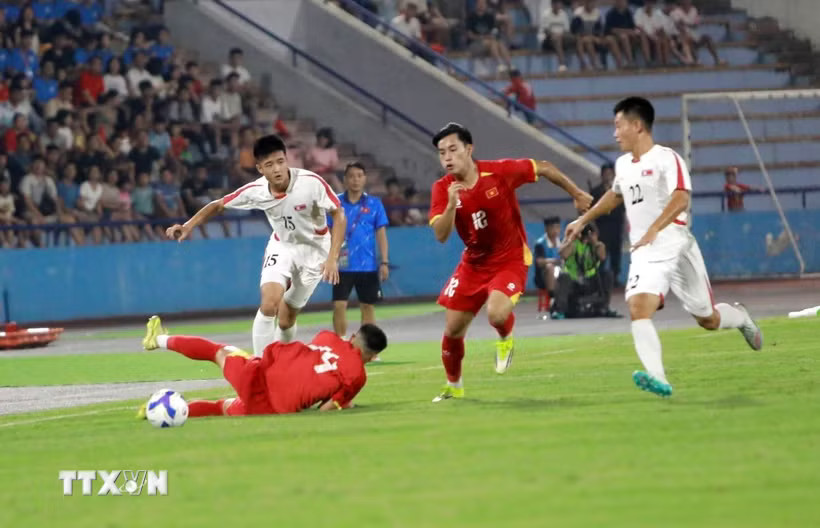 U20 Việt Nam (áo đỏ) buộc phải thắng sau khi để thua U20 Triều Tiên. (Ảnh: Hoàng Hùng/TTXVN)