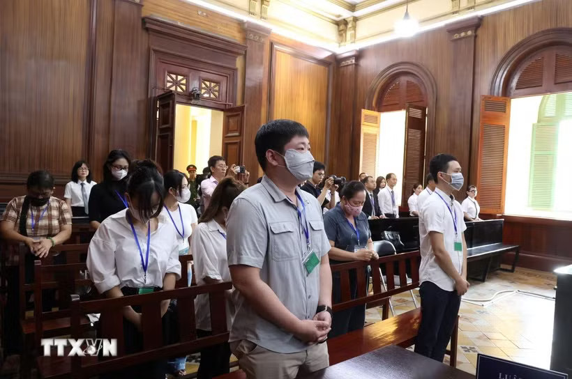 Các bị cáo nghe tuyên án tại điểm cầu trung tâm Tòa án nhân dân Thành phố Hồ Chí Minh. (Ảnh: Hồng Đạt/TTXVN)