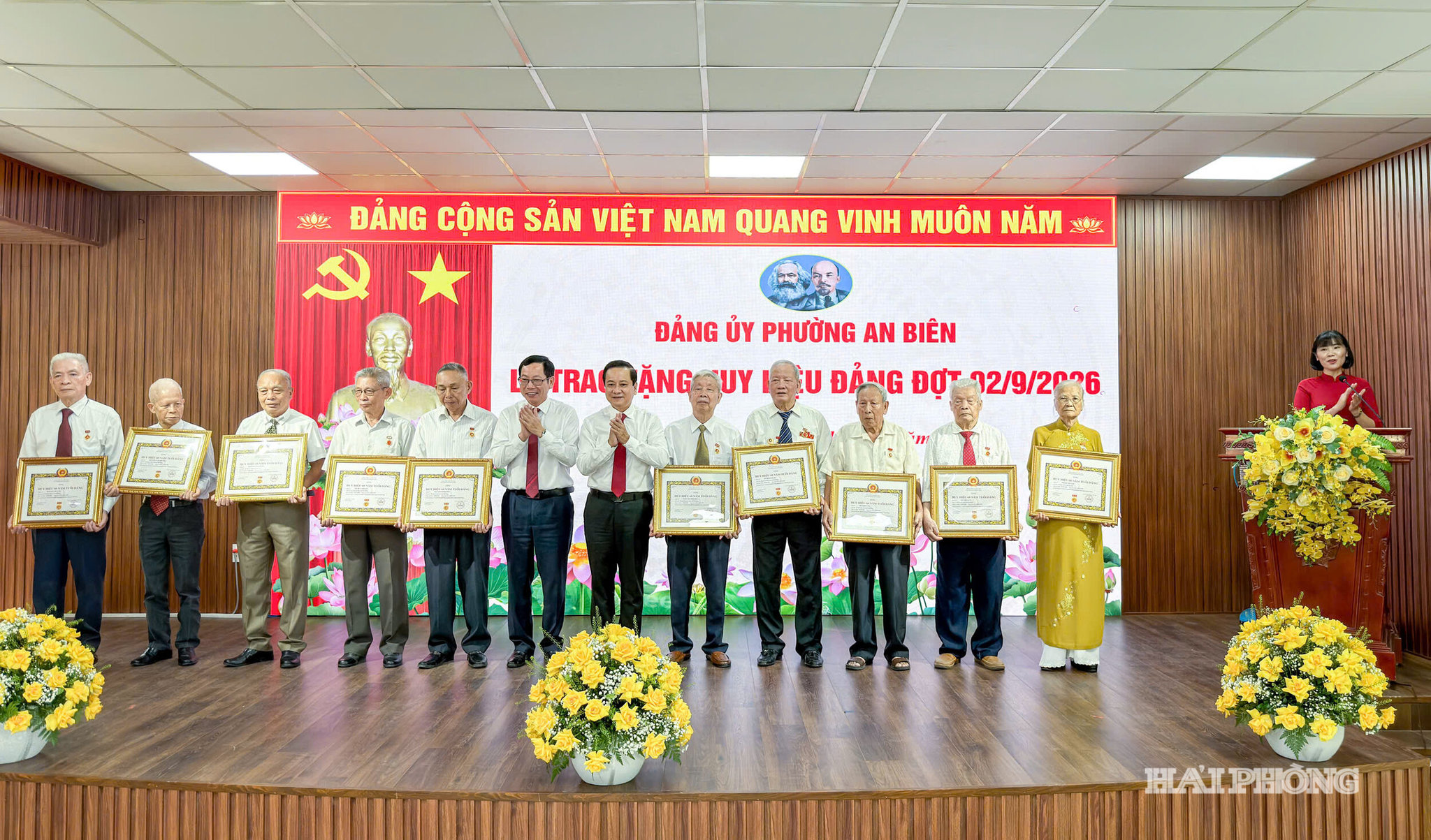Đồng chí Vũ Tiến Phụng, Ủy viên Ban Thường vụ Thành ủy, Trưởng Ban Tổ chức Thành ủy và lãnh đạo Đảng uỷ phường An Biên trao Huy hiệu Đảng tặng các đảng viên 60 năm tuổi Đảng.