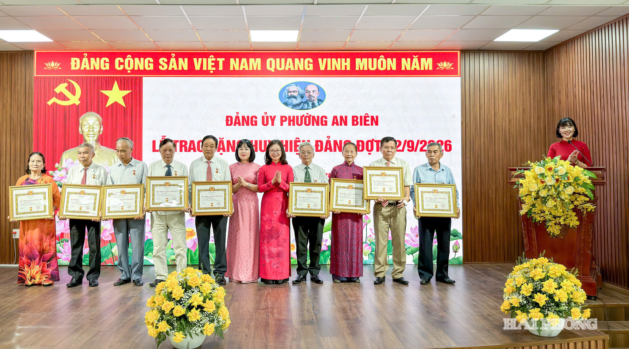 Lãnh đạo phường An Biên trao Huy hiệu Đảng đợt 2/9/2026 tặng các đảng viên sinh hoạt tại Đảng bộ phường.