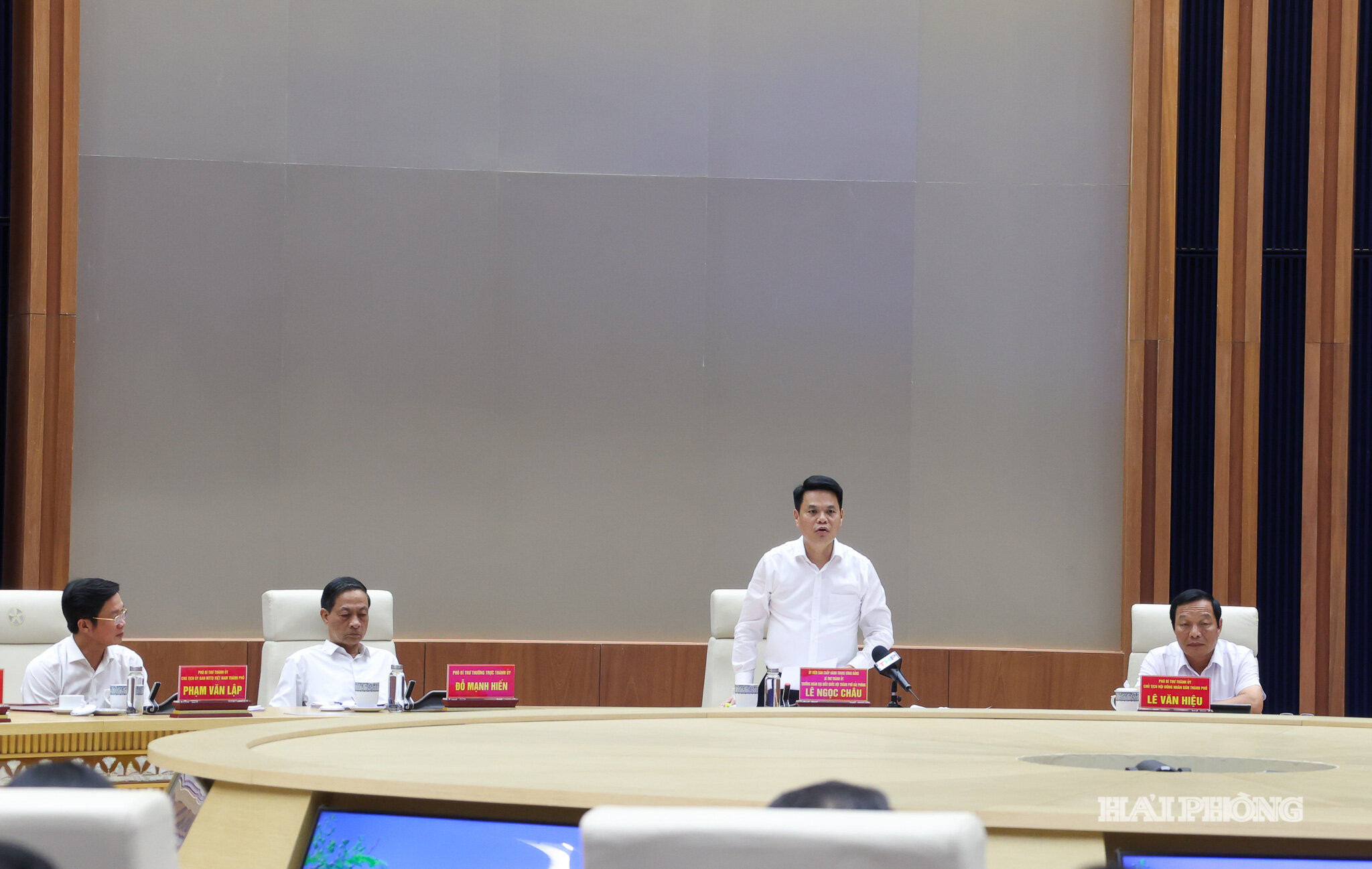 Đồng chí Lê Ngọc Châu, Ủy viên Trung ương Đảng, Bí thư Thành ủy, Trưởng Đoàn đại biểu Quốc hội thành phố Hải Phòng phát biểu kết luận Hội nghị.