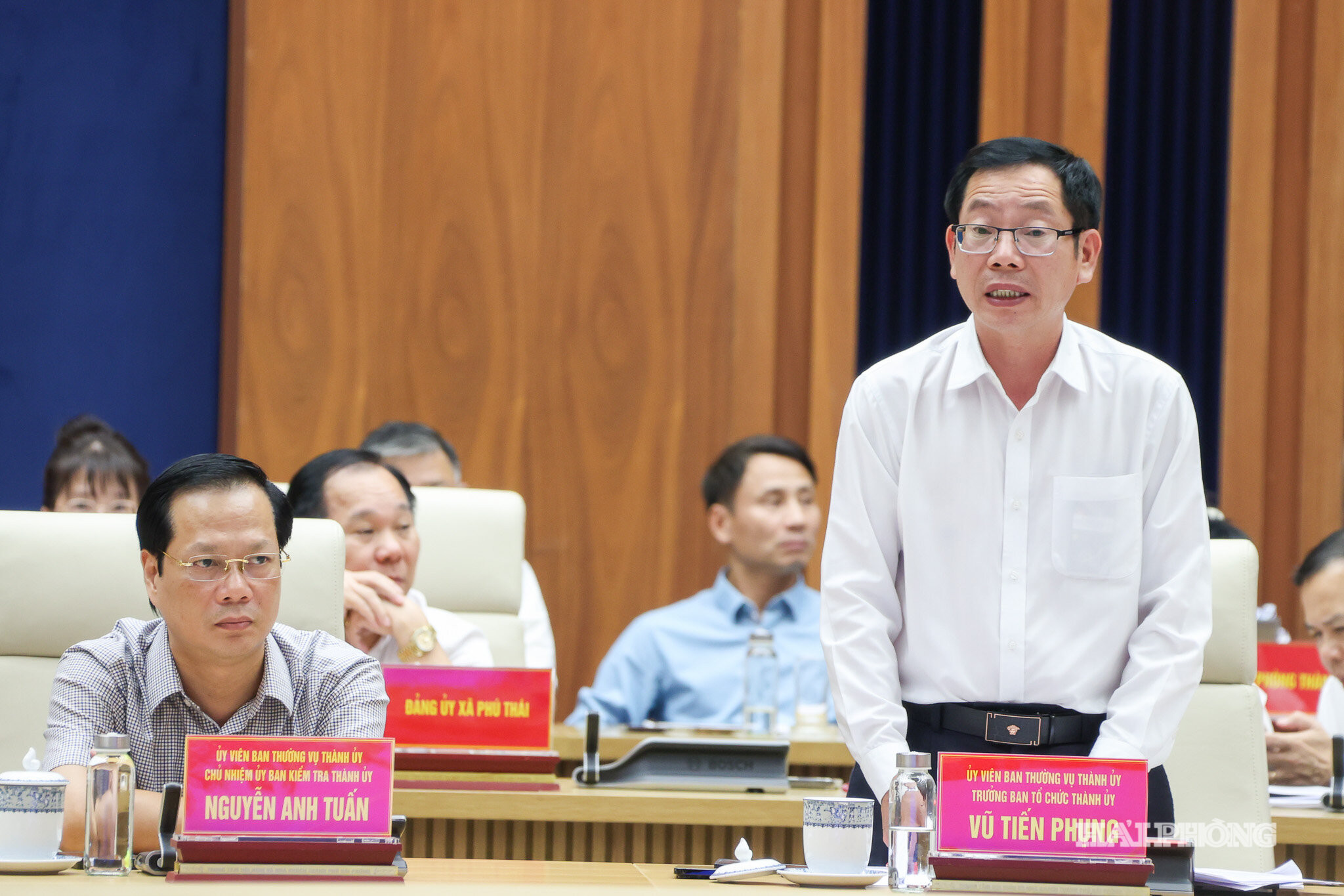 Đồng chí Vũ Tiến Phụng, Ủy viên Ban Thường vụ Thành ủy, Trưởng Ban Tổ chức Thành ủy phát biểu tại hội nghị