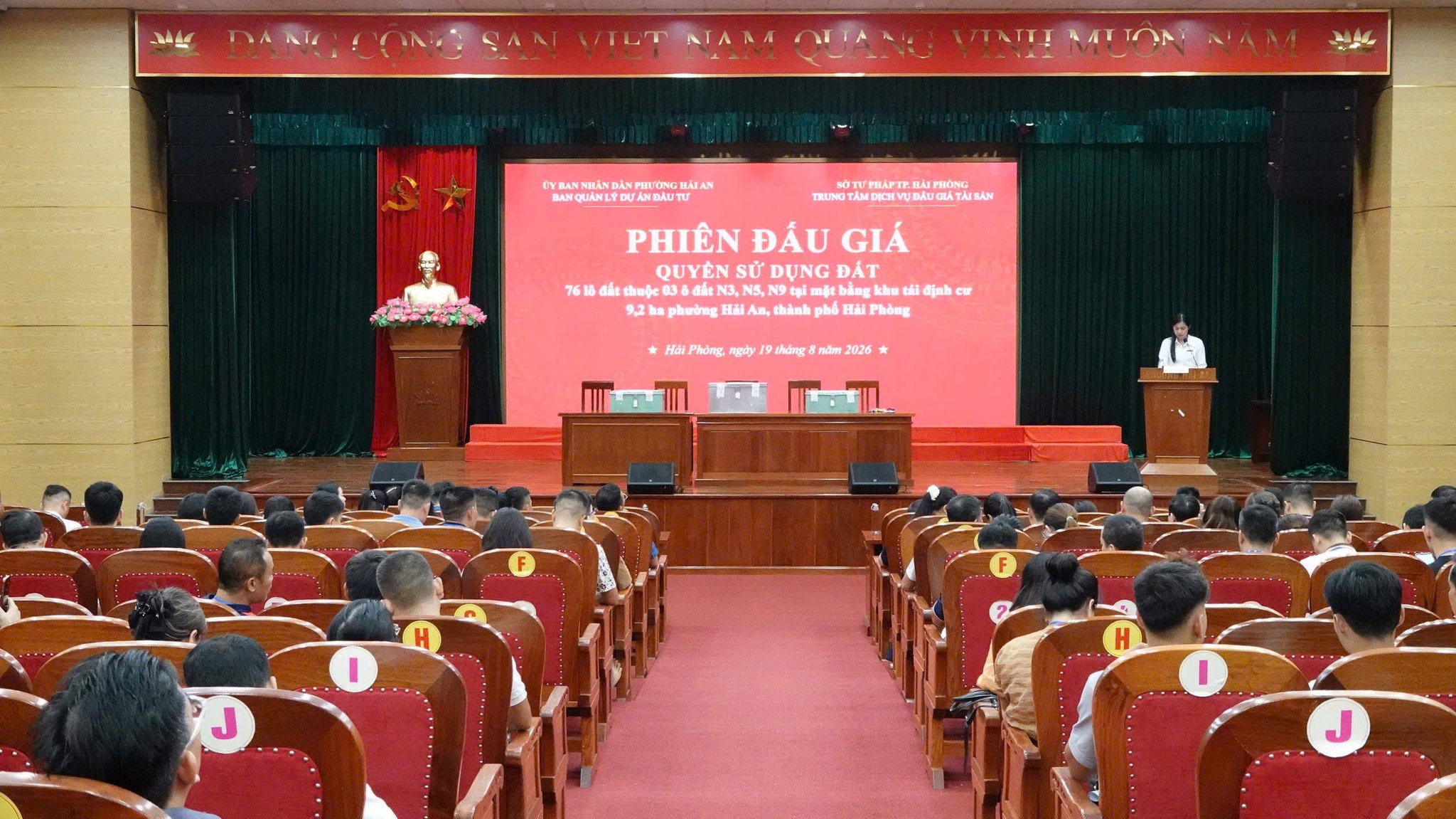 Phiên đấu giá quyền sử dụng 76 lô đất thuộc 3 lô đất N3, N5, N9 tại mặt bằng khu tái định cư 9,2 ha phường Hải An