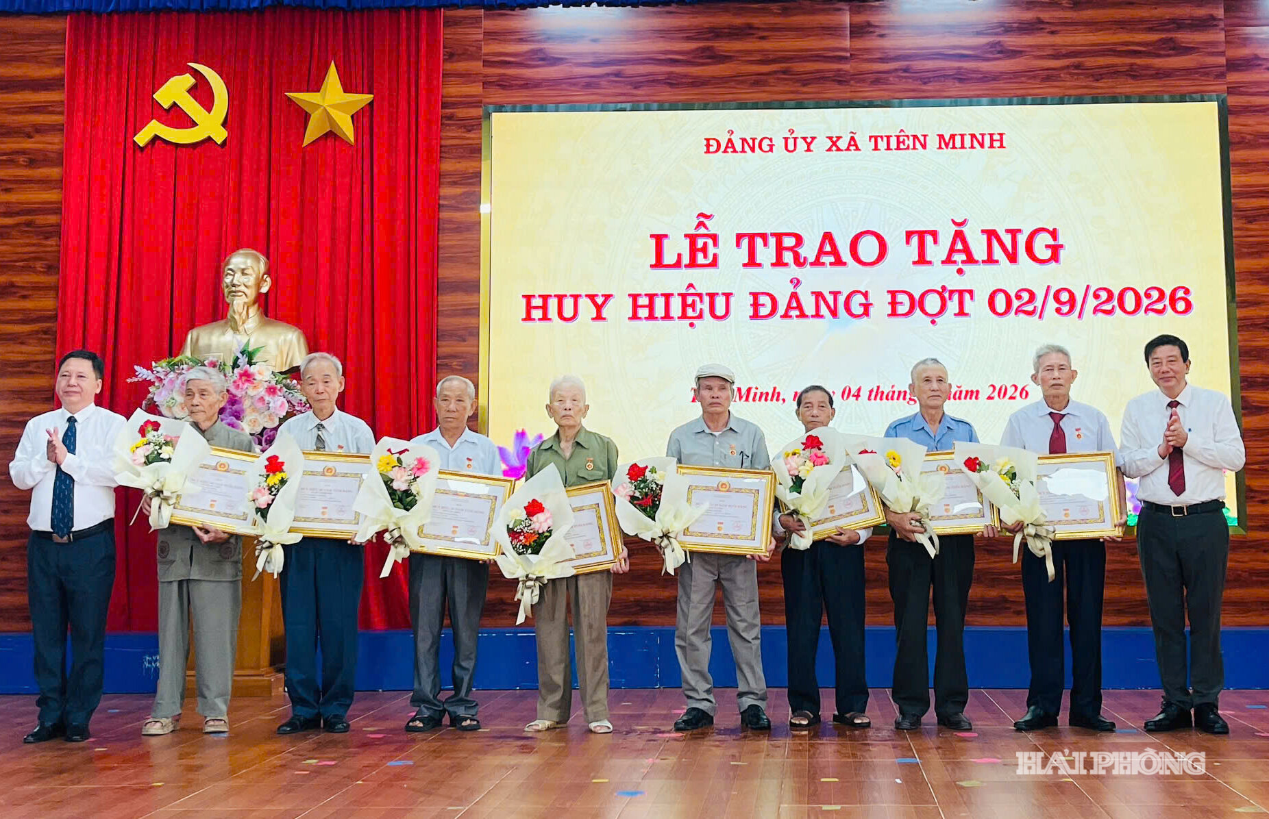 Dịp này, Đảng bộ xã Tiên Minh có 142 đảng viên được nhận Huy hiệu Đảng.