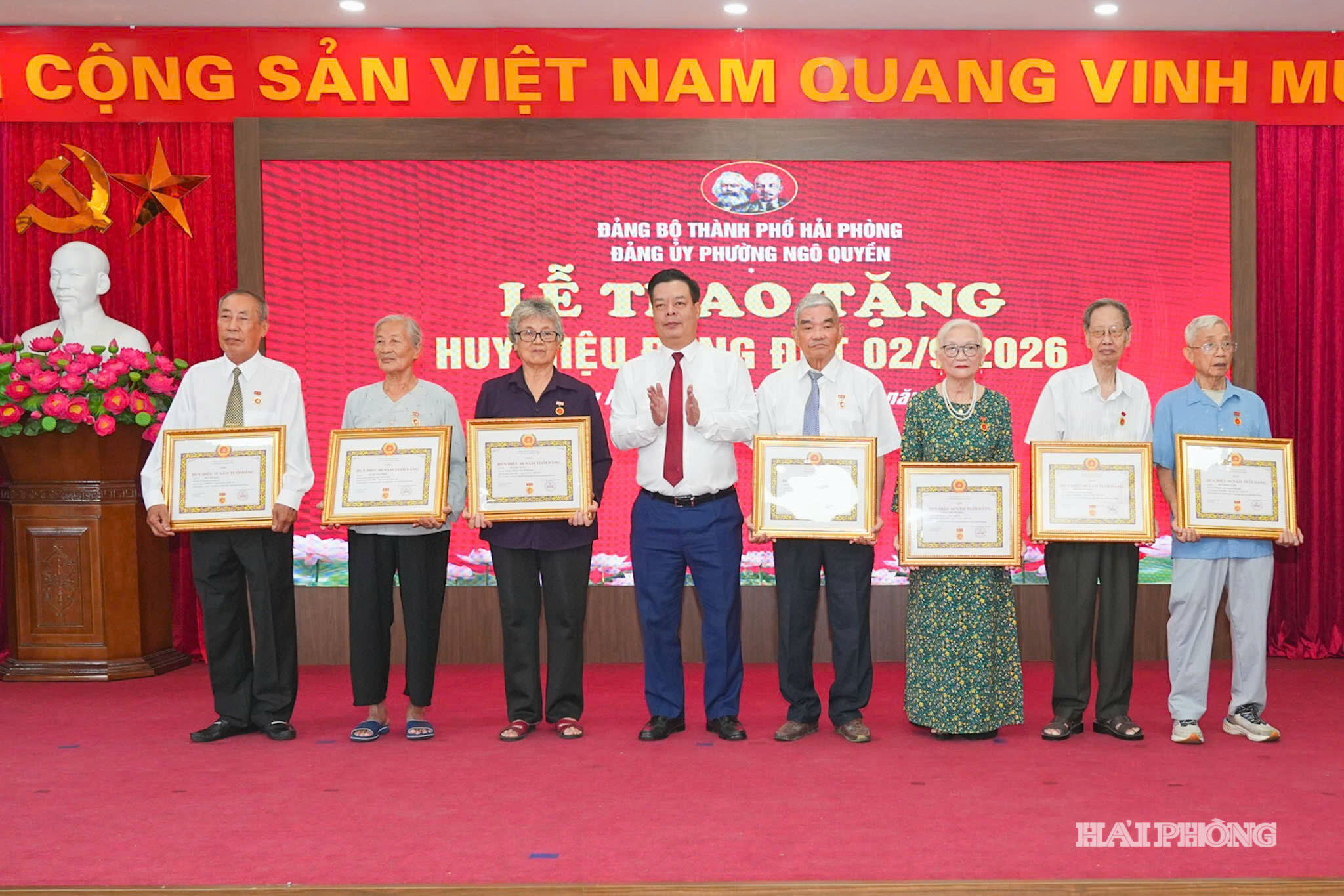 Đồng chí Phạm Văn Thép, Ủy viên Ban Thường vụ Thành ủy, Trưởng ban Ban Quản lý Khu kinh tế Hải Phòng trao Huy hiệu Đảng tặng các đảng viên phường Ngô Quyền.