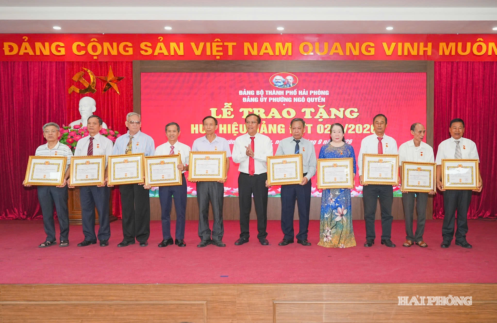 Đồng chí Cáp Trọng Tuấn, Bí thư Đảng ủy, Chủ tịch HĐND phường Ngô Quyền trao Huy hiệu Đảng tặng các đảng viên thuộc Đảng bộ phường.