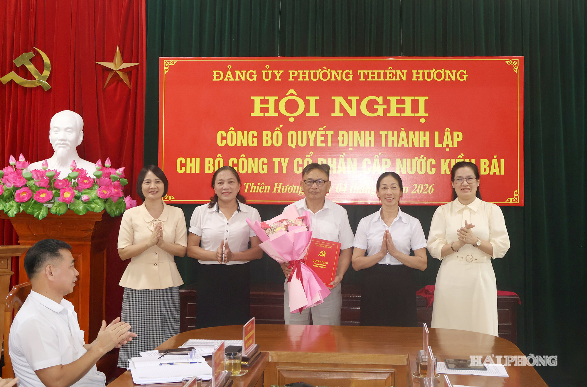 Lãnh đạo Đảng ủy phường Thiên Hương trao quyết định thành lập, tặng hoa chúc mừng Chi bộ Công ty CP Cấp nước Kiền Bái.