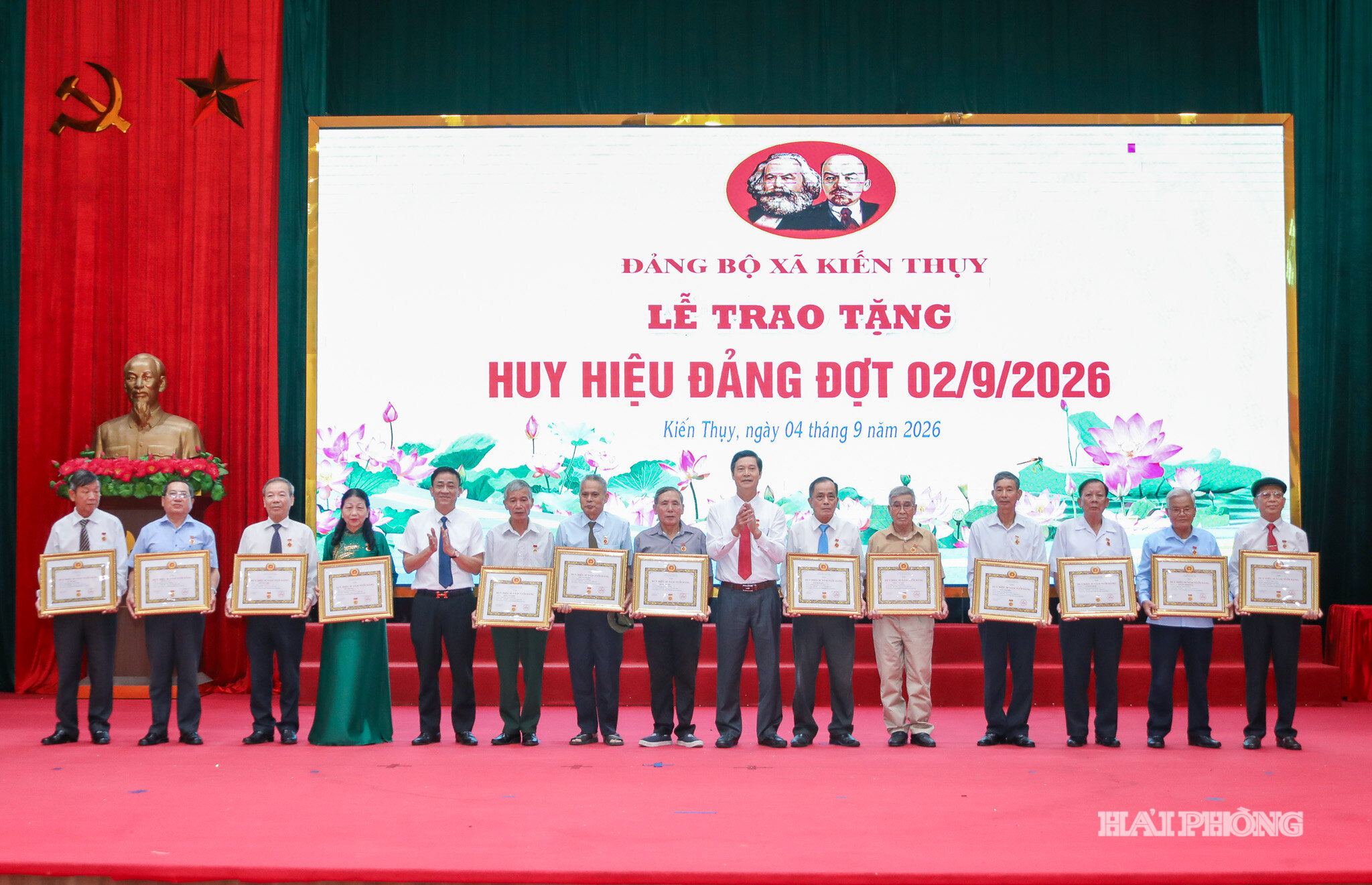 Lãnh đạo xã Kiến Thụy trao Huy hiệu đảng tặng đảng viên