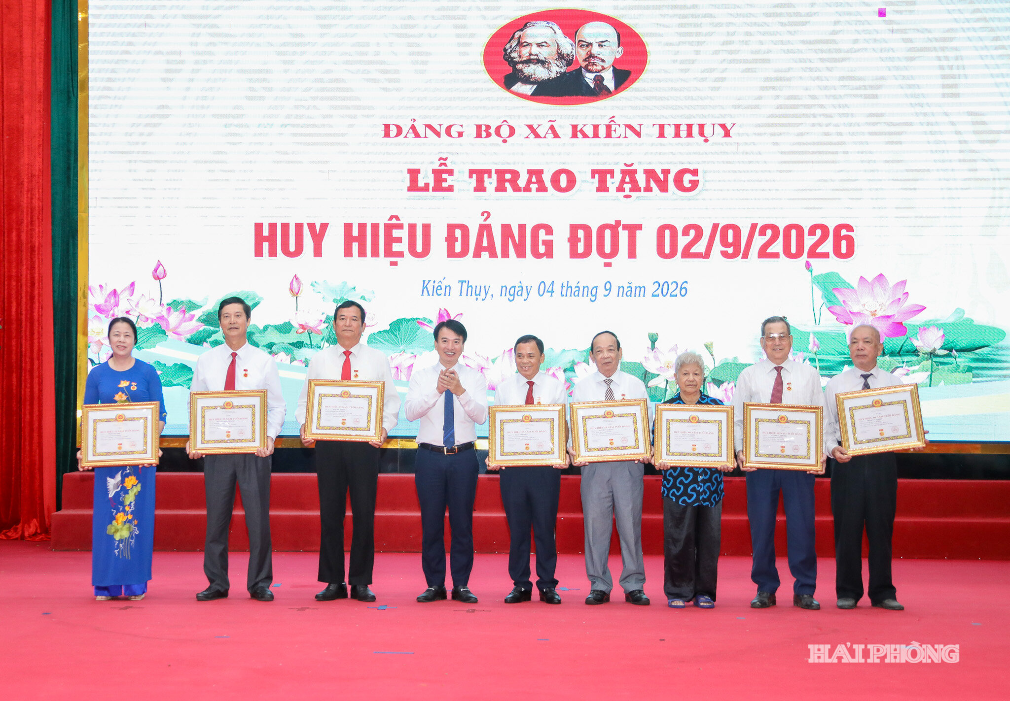 Đồng chí Nguyễn Đức Tuấn, Ủy viên Ban Thường vụ Thành ủy, Phó Chủ tịch Thường trực Ủy ban MTTQ Việt Nam thành phố trao Huy hiệu đảng tặng đảng viên