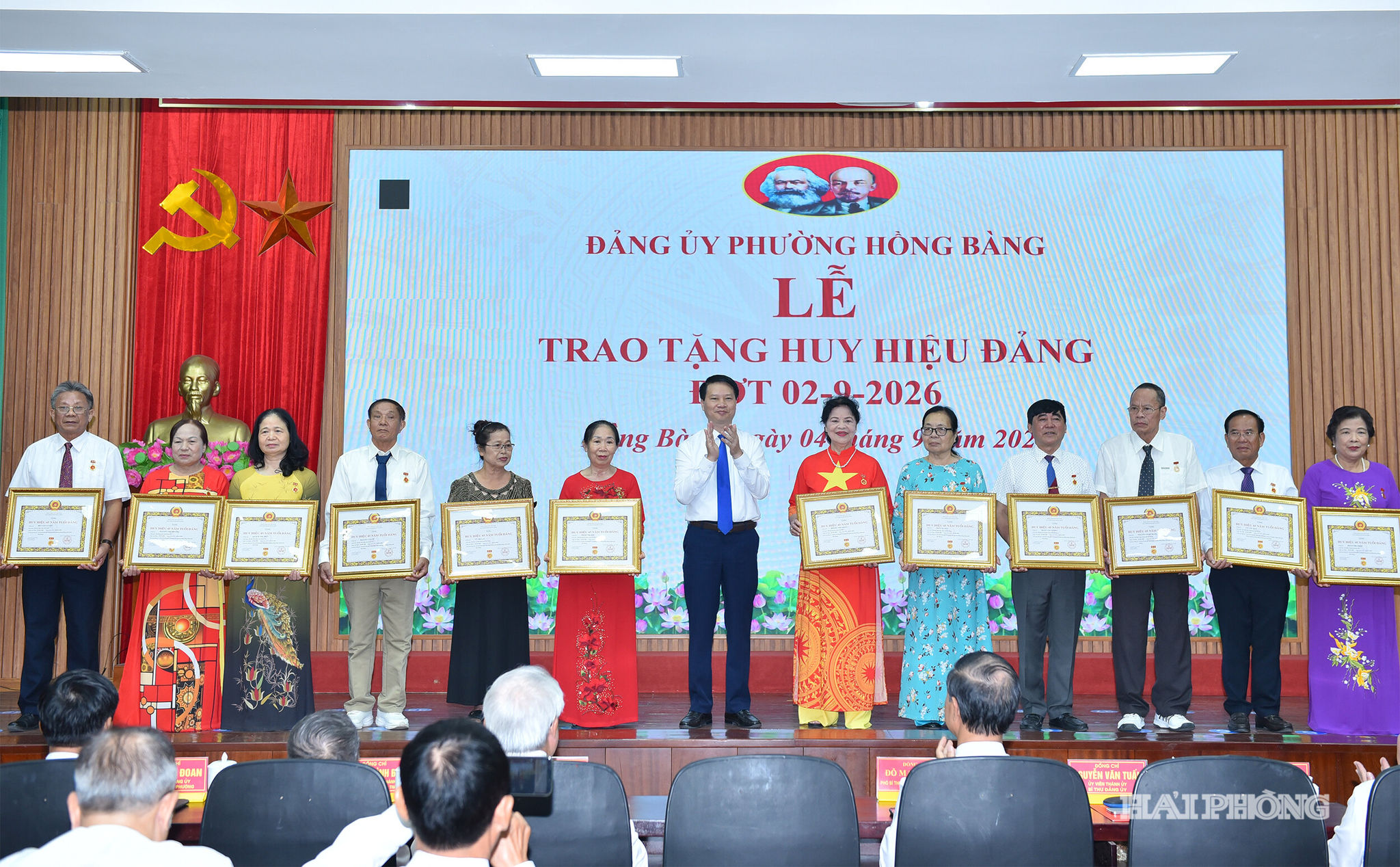 Lãnh đạo phường Hồng Bàng trao Huy hiệu Đảng đợt 2/9 tặng các đảng viên thuộc Đảng bộ phường.