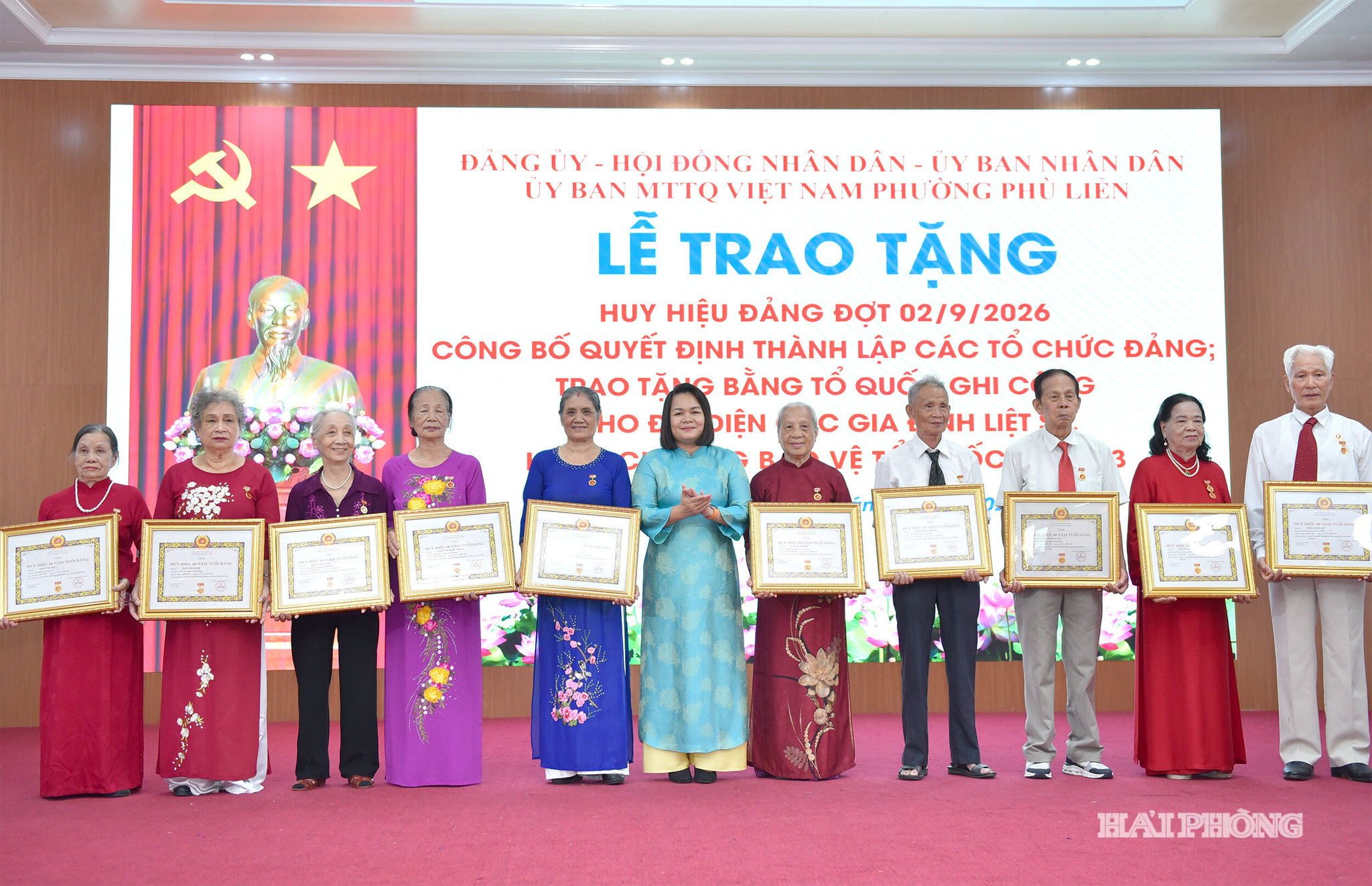 Lãnh đạo phường Phù Liễn trao Huy hiệu Đảng đợt 2/9 tặng các đảng viên thuộc Đảng bộ phường.