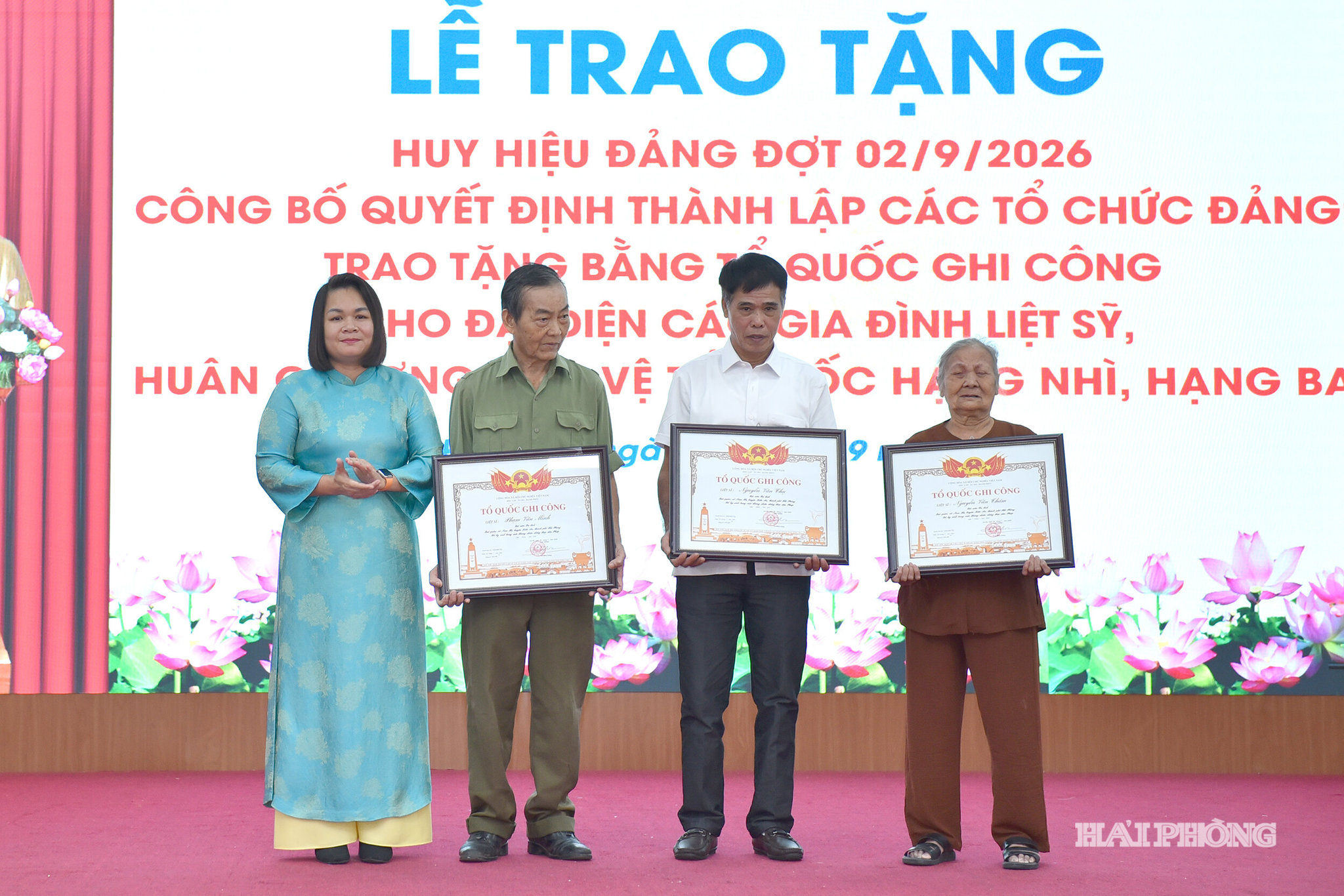 Thừa uỷ quyền của Thủ tướng Chính phủ, lãnh đạo phường Phù Liễn trao Bằng Tổ quốc ghi công tới thân nhân gia đình các liệt sĩ trên địa bàn phường.