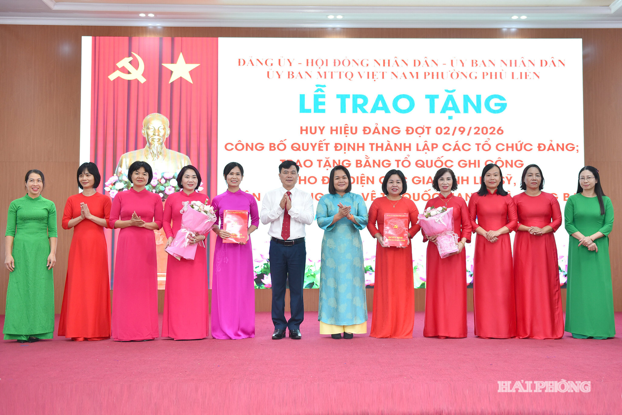 Lãnh đạo phường Phù Liễn trao quyết định thành lập các tổ chức Đảng trên địa bàn phường.