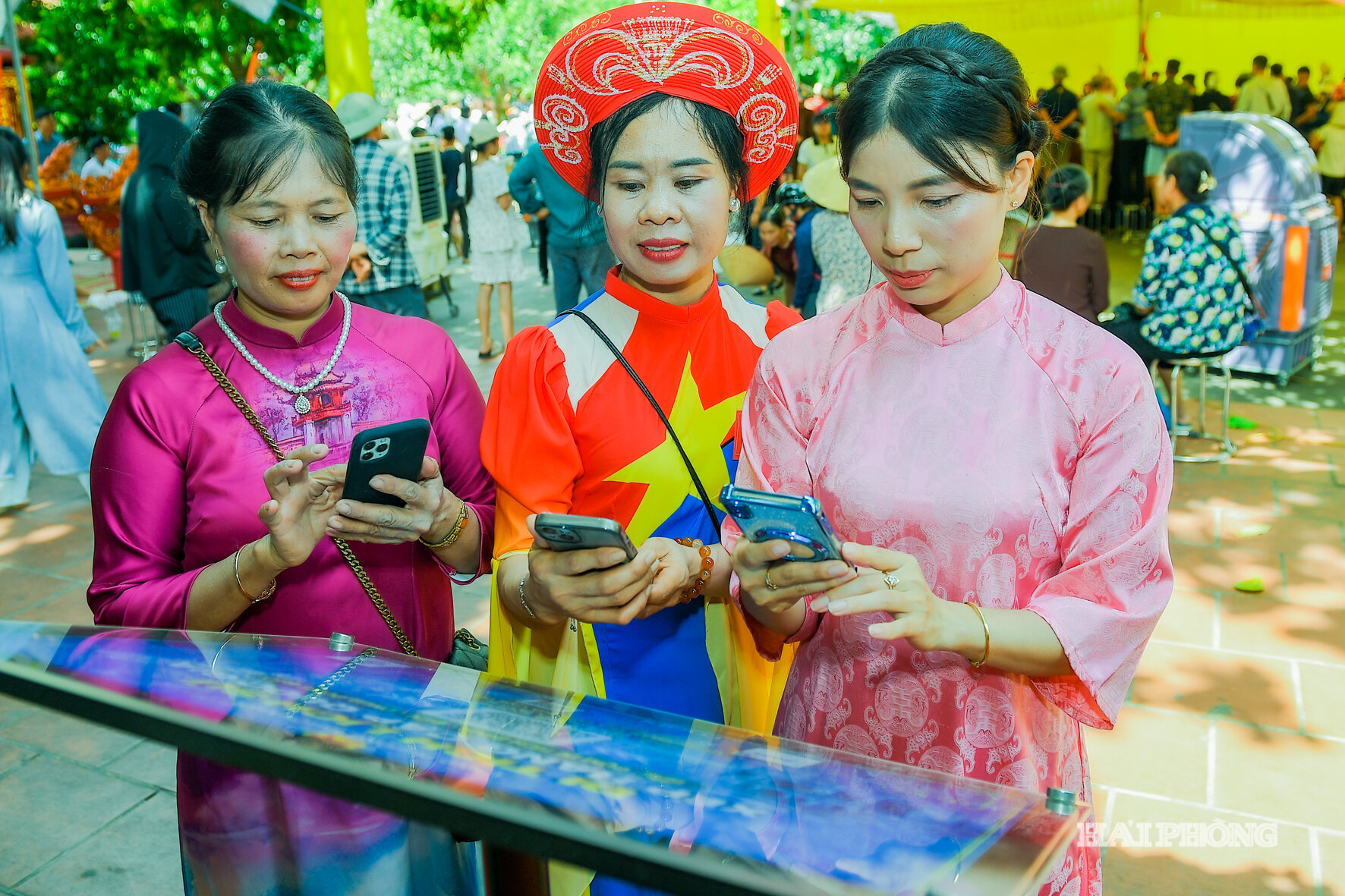 du-khach-trai-nghiem-quet-qr-di-tich.jpg